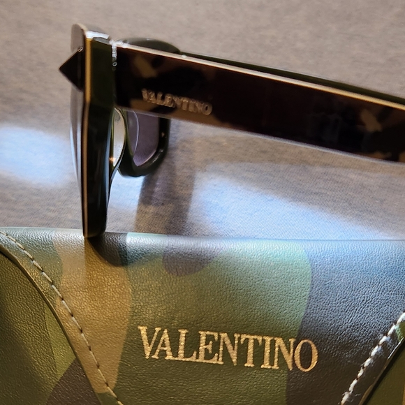 Valentino resin camo wayfarer silver mirrored sunglasses 👓 - Picture 8 of 14